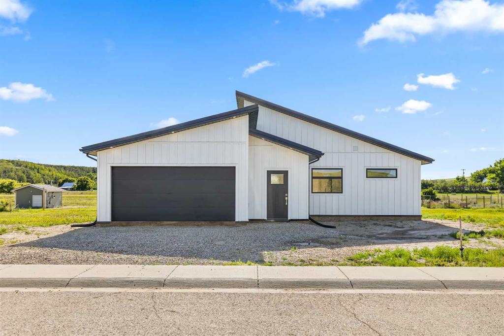 8 Diamond Valley Close, Carbon, MLS® # A2328129