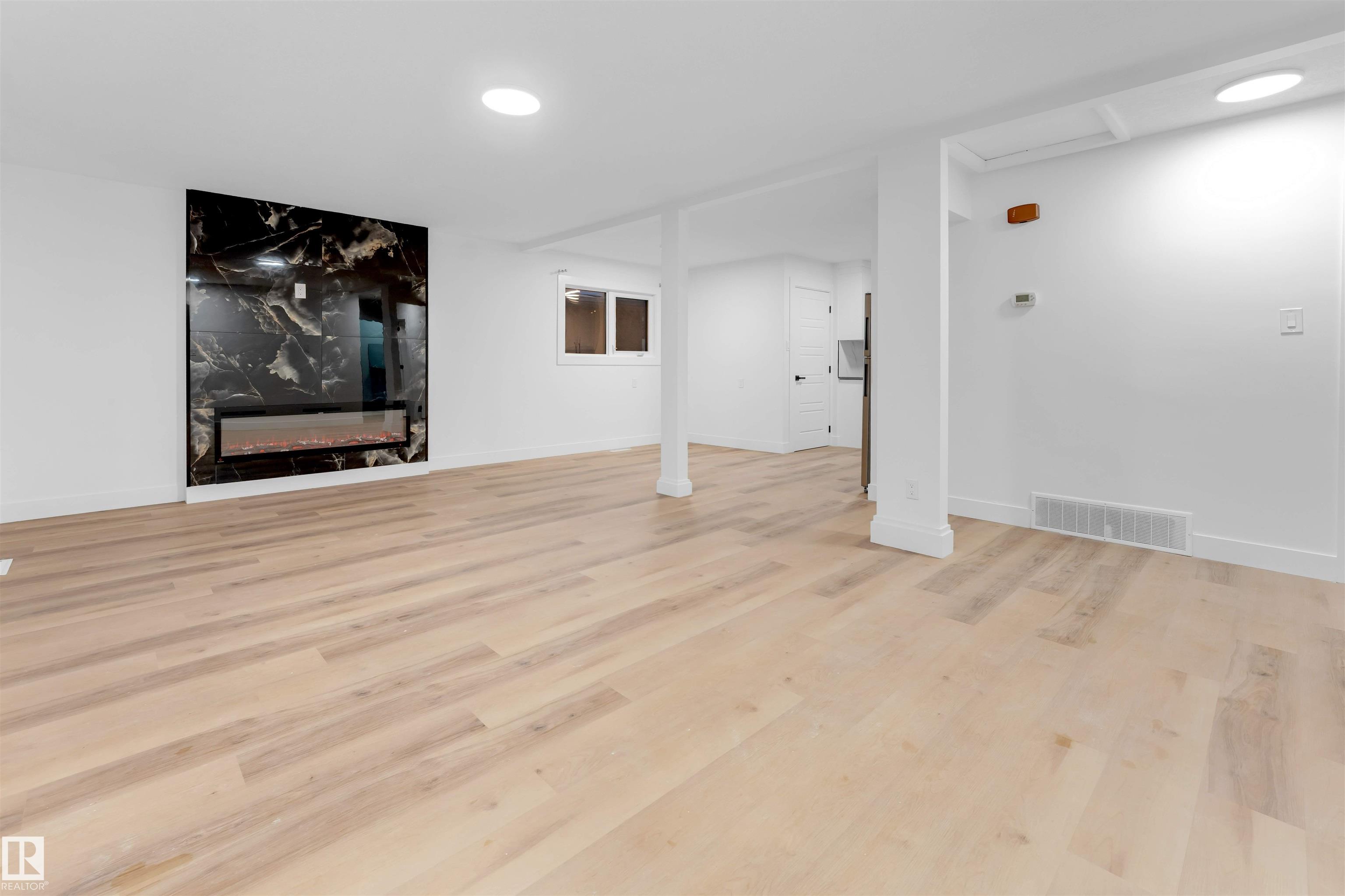 Real Estate Listing MLS E4468418