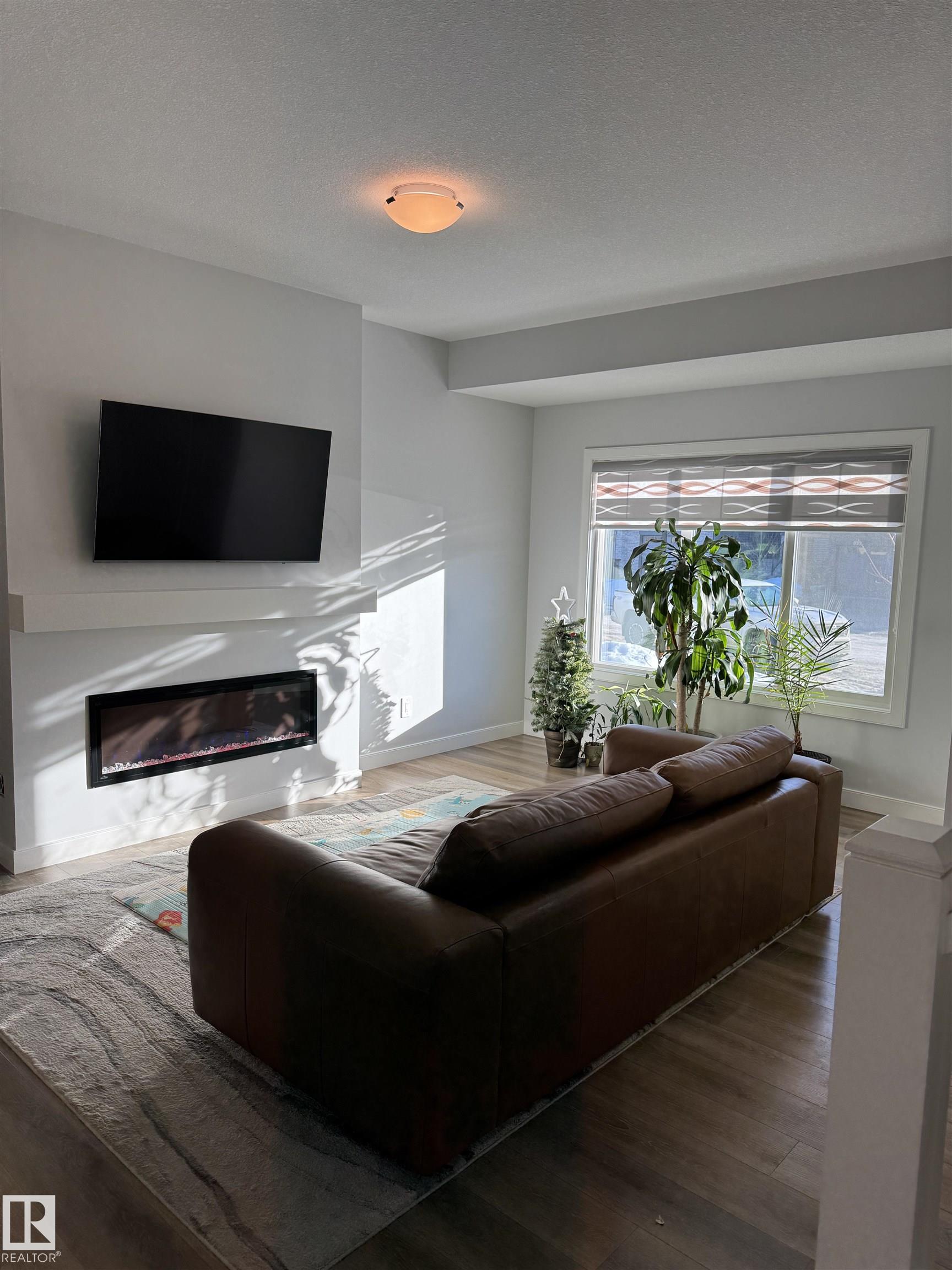 Real Estate Listing MLS E4473591