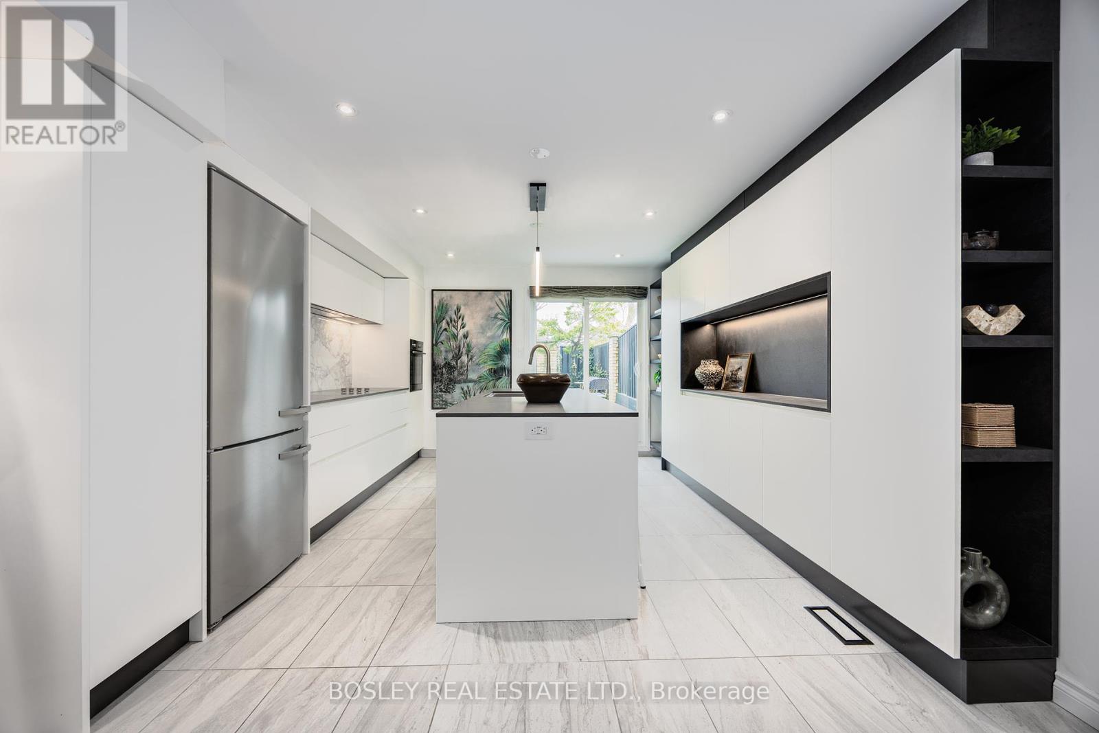 MLS® listing #28502369 for sale located at 10 - 95 SUMMERHILL AVENUE