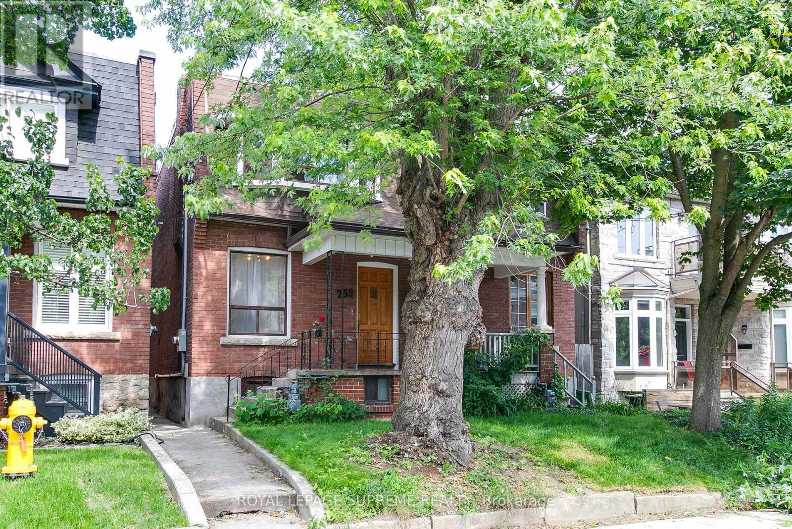MLS® listing #28504619 for sale located at 255 HOWLAND AVENUE