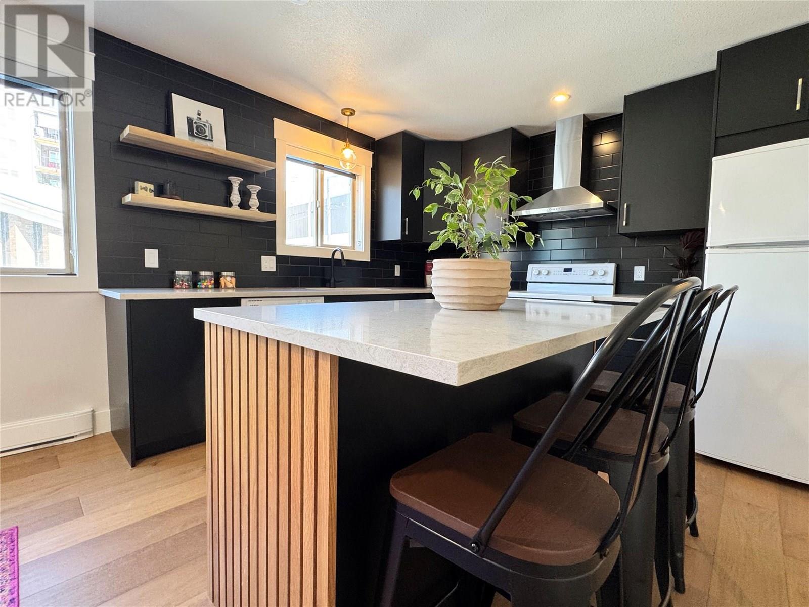 MLS® listing #28601290 for sale located at 430 4TH Avenue Unit# 5