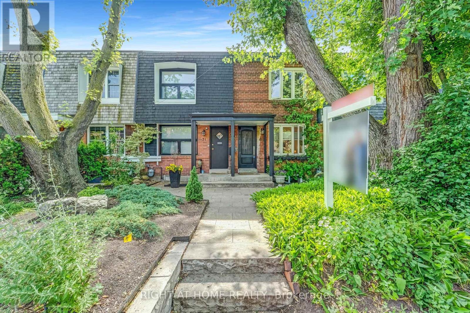 MLS® listing #28618897 for sale located at 49 SUMMERHILL GARDENS