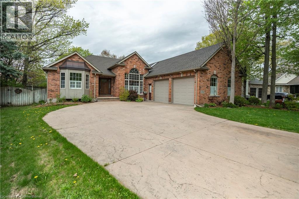 MLS® listing #28673376 for sale located at 632 BAYHAMPTON Crescent