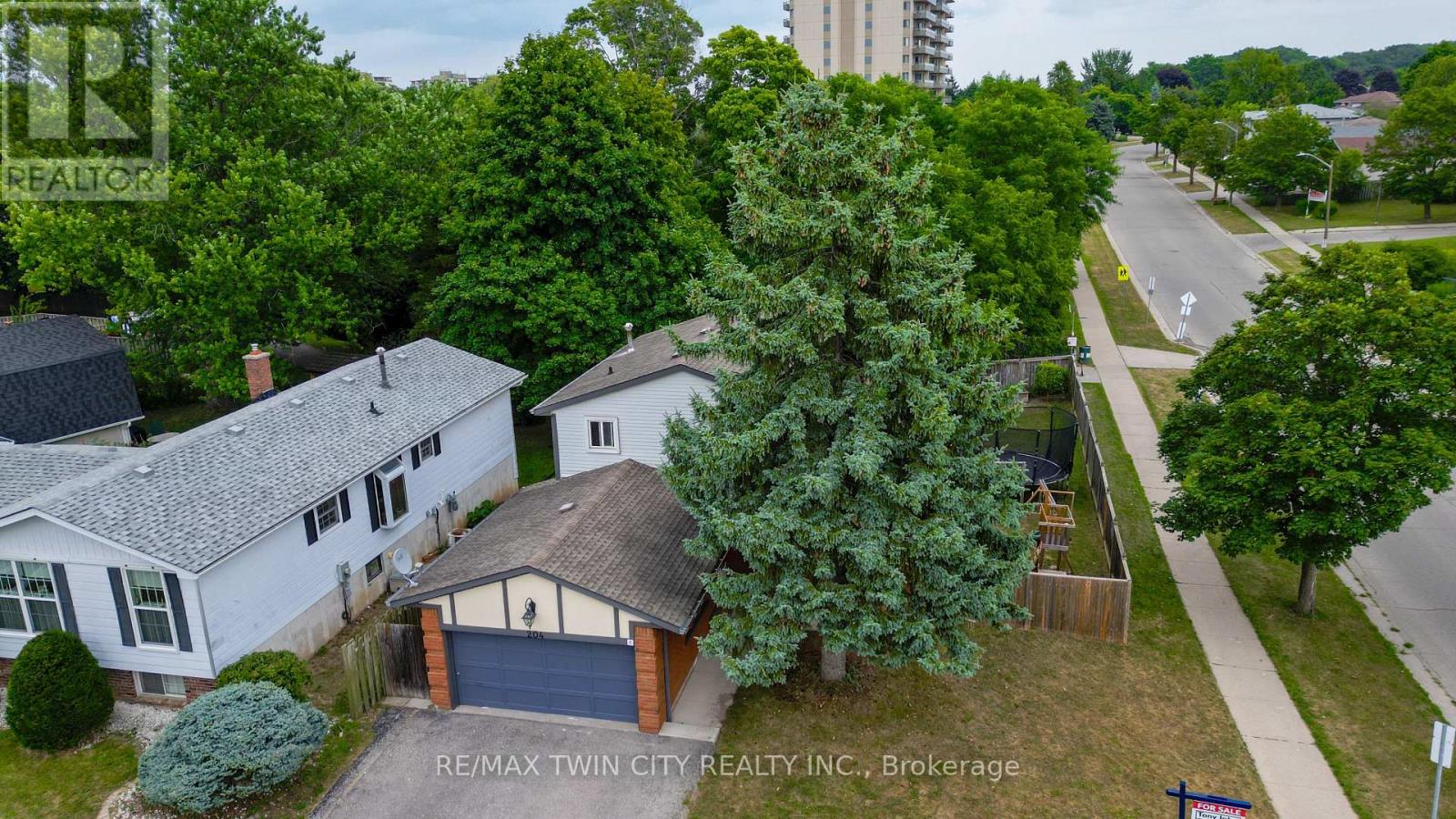 MLS® listing #28699066 for sale located at 204 COUNTRY HILL DRIVE