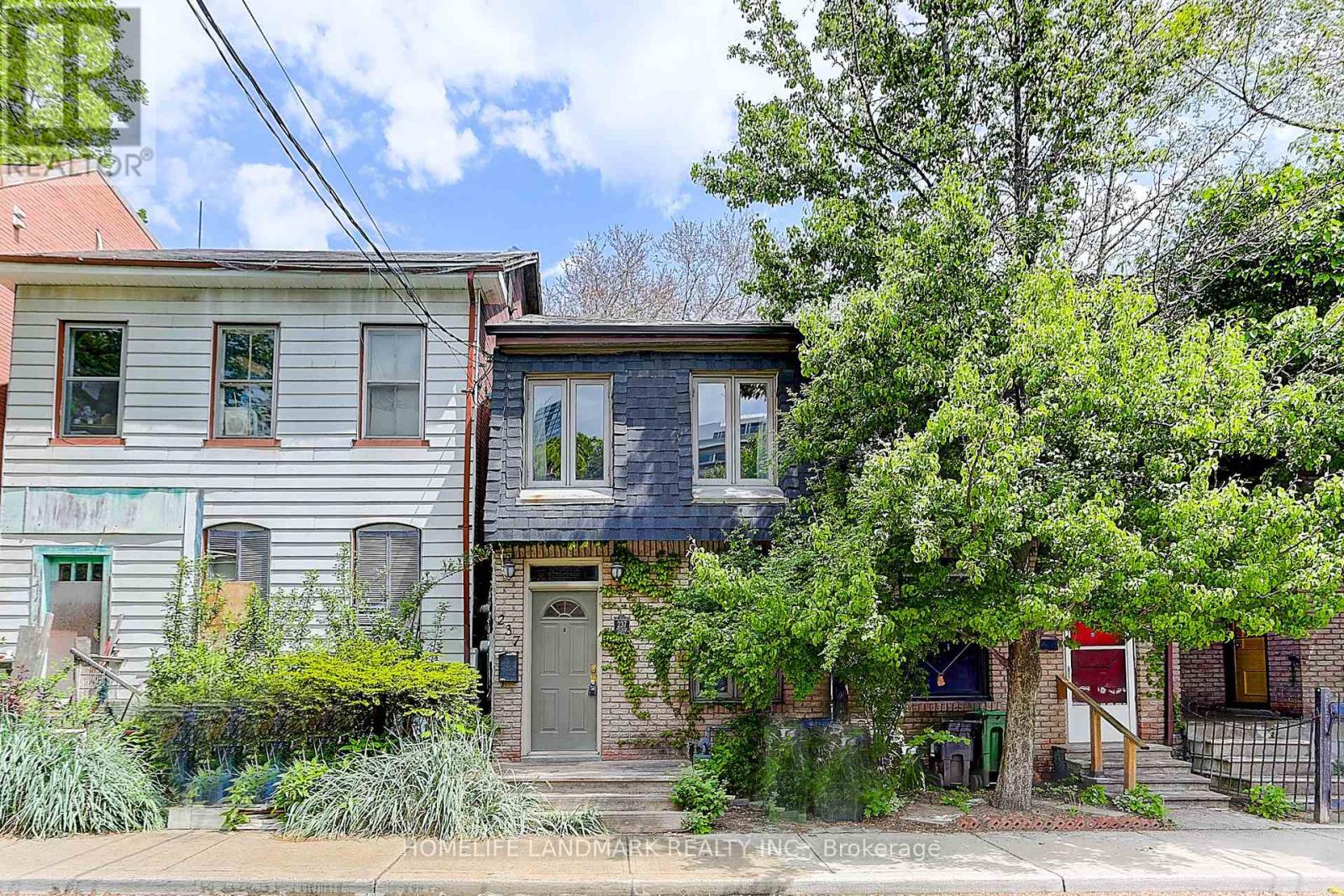 MLS® listing #28712635 for sale located at 237 ONTARIO STREET