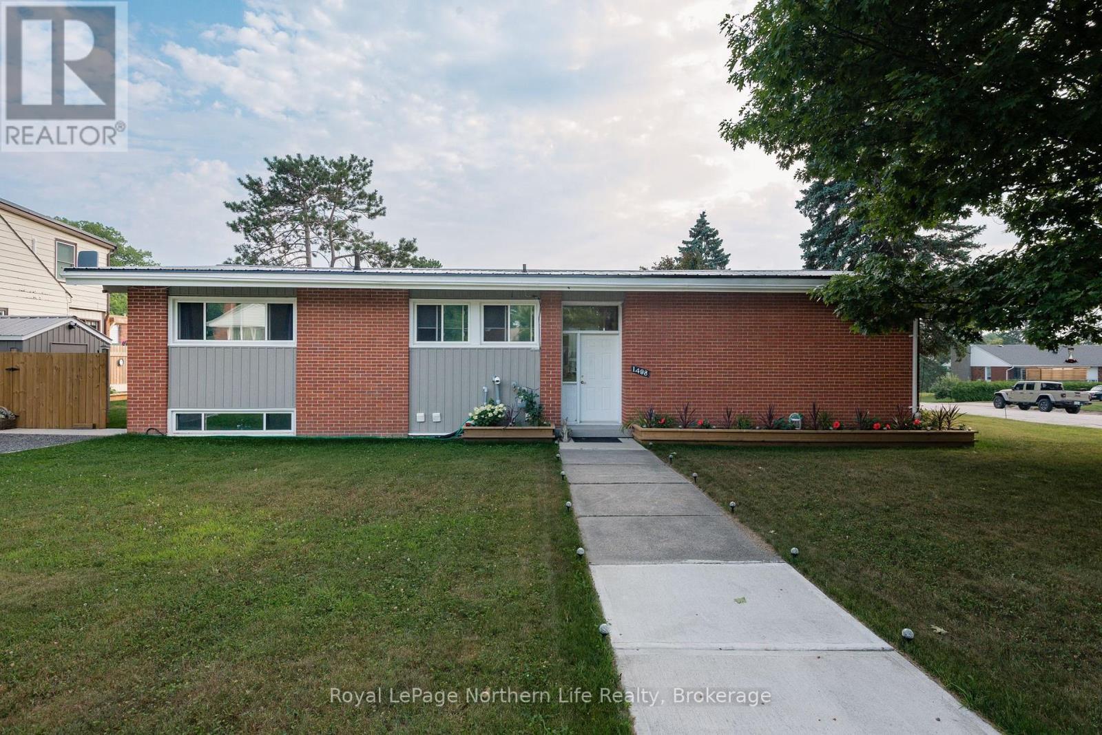MLS® listing #28715884 for sale located at 1498 PINEGROVE CRESCENT