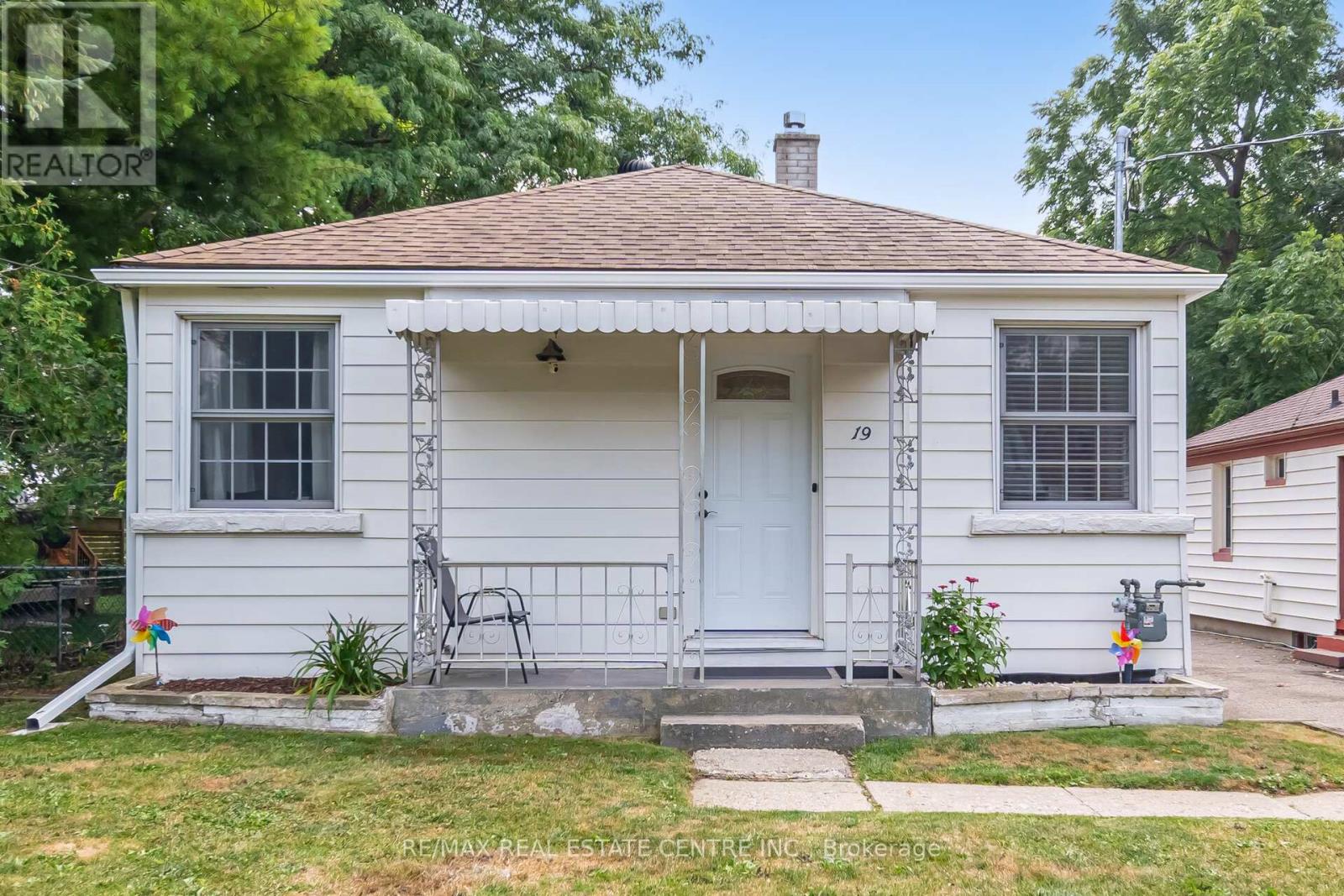 MLS® listing #28732803 for sale located at 19 SENECA DRIVE