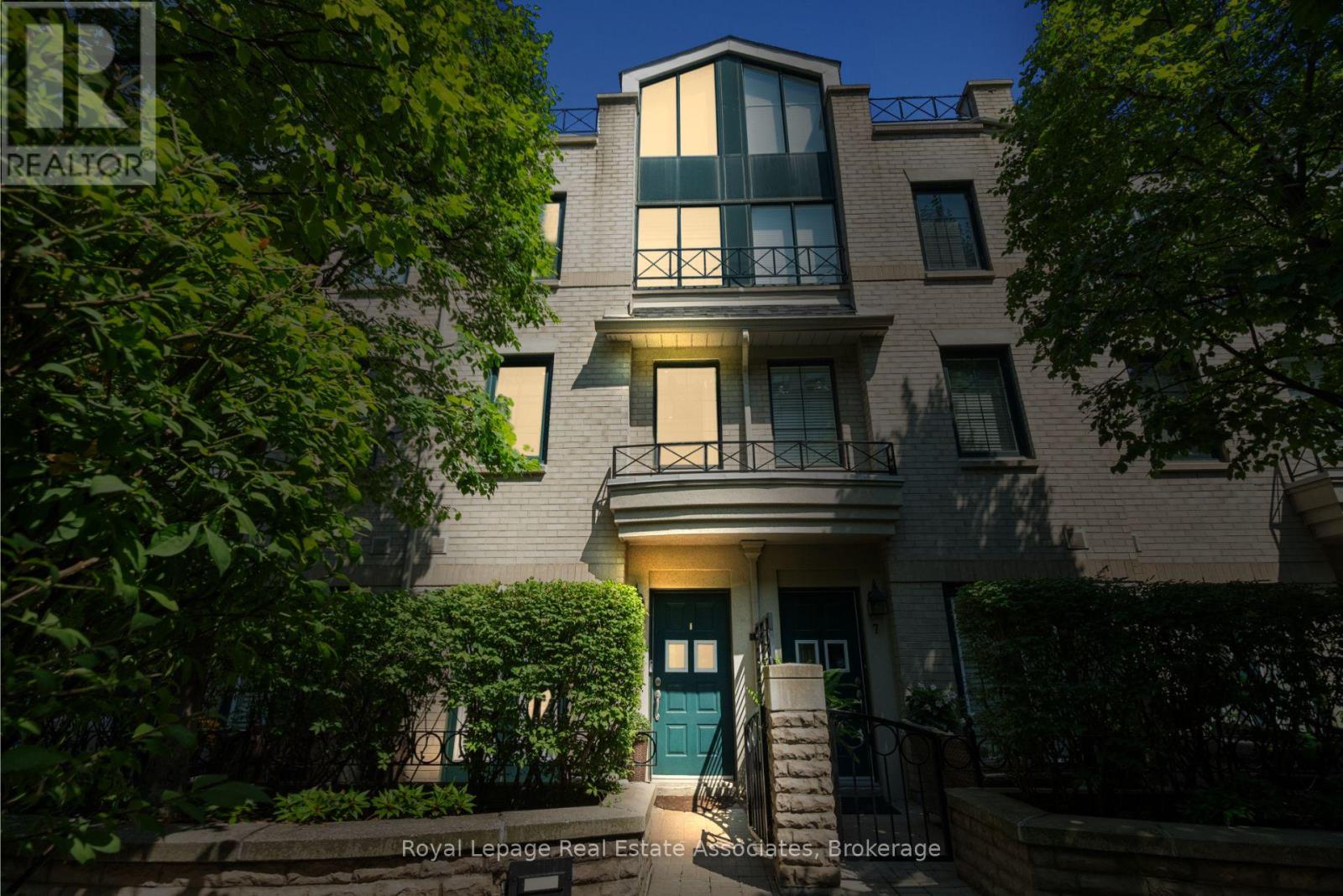 MLS® listing #28734483 for sale located at 8 - 1 BAXTER STREET