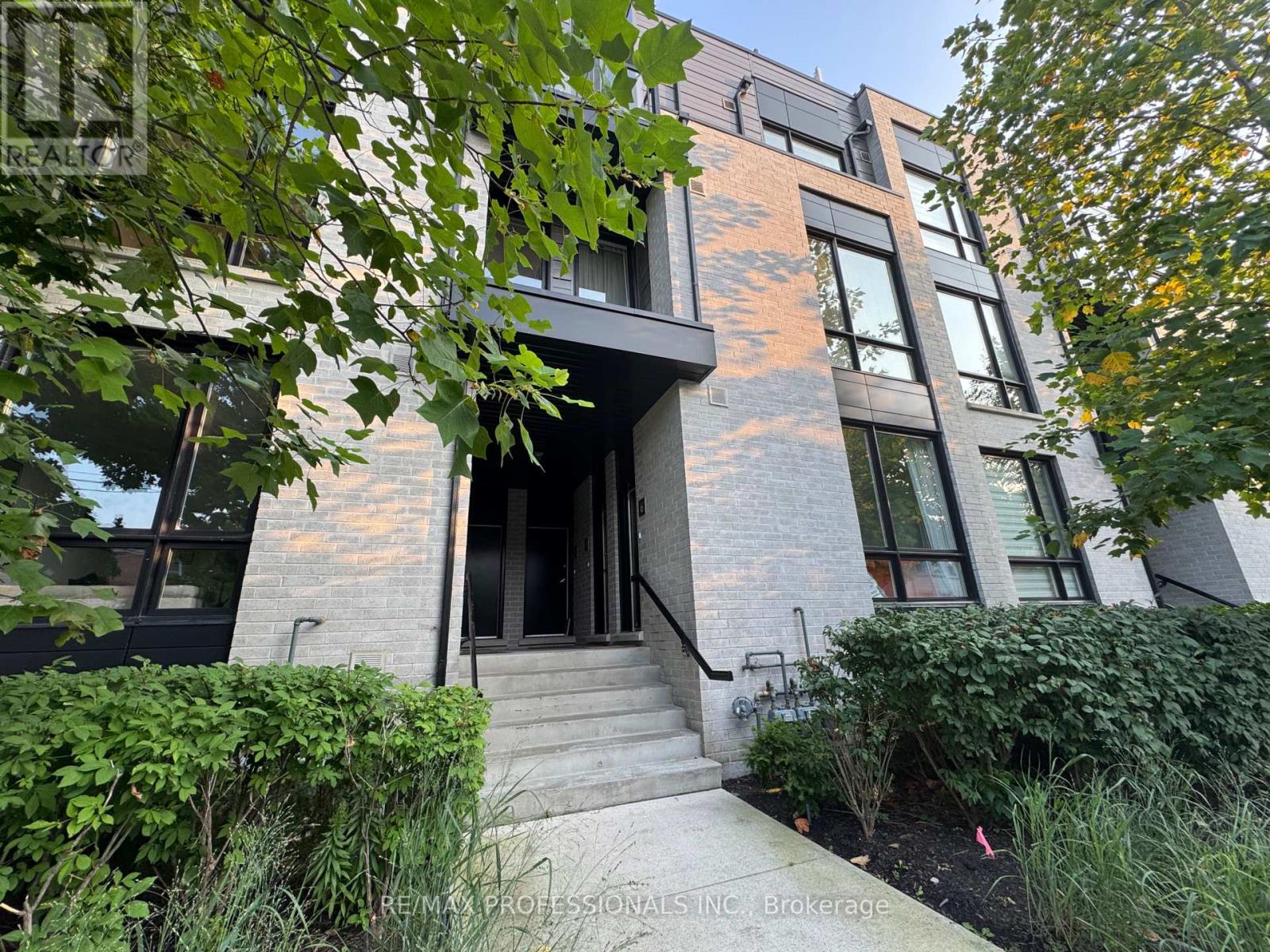 MLS® listing #28735534 for sale located at 4 - 31 FLORENCE STREET