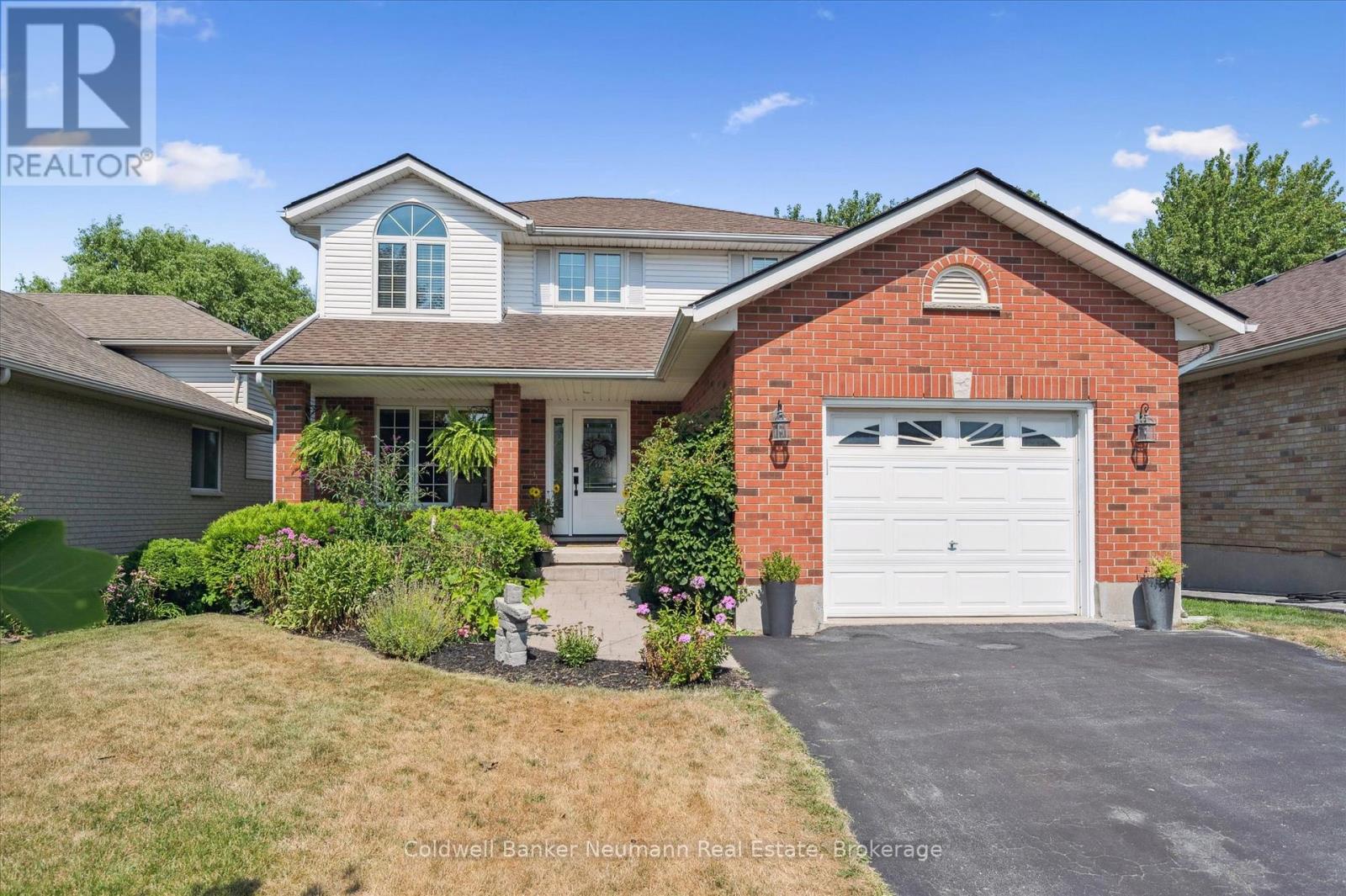 MLS® listing #28744491 for sale located at 56 HAYWARD CRESCENT