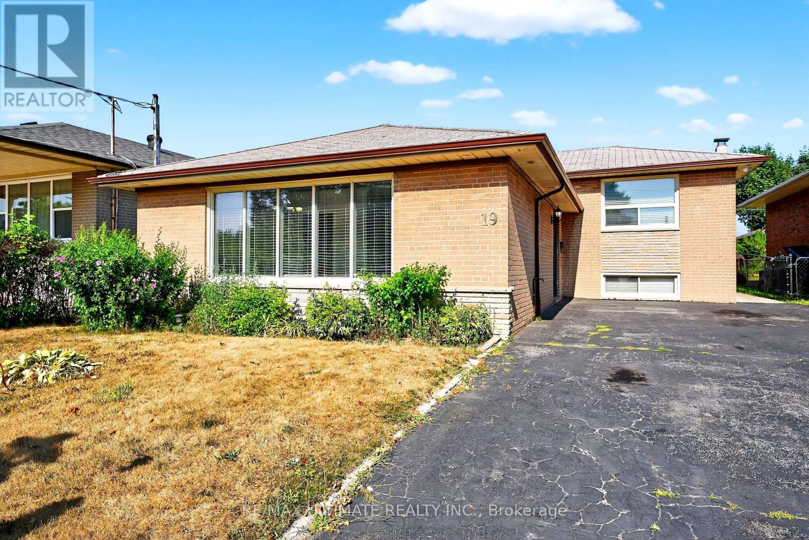 MLS® listing #28746341 for sale located at 19 BRANTWOOD DRIVE