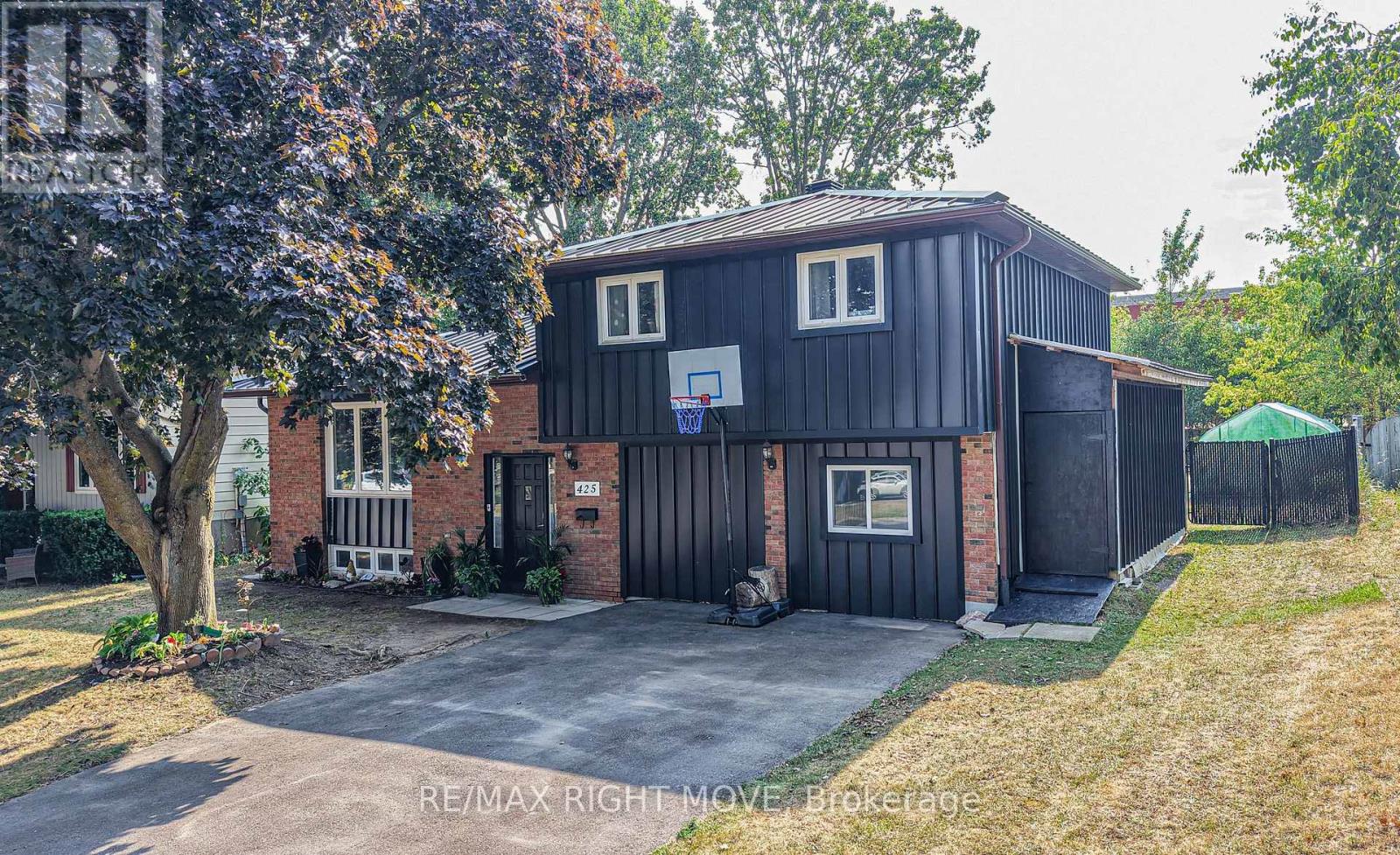 MLS® listing #28749129 for sale located at 425 RAYMOND AVENUE