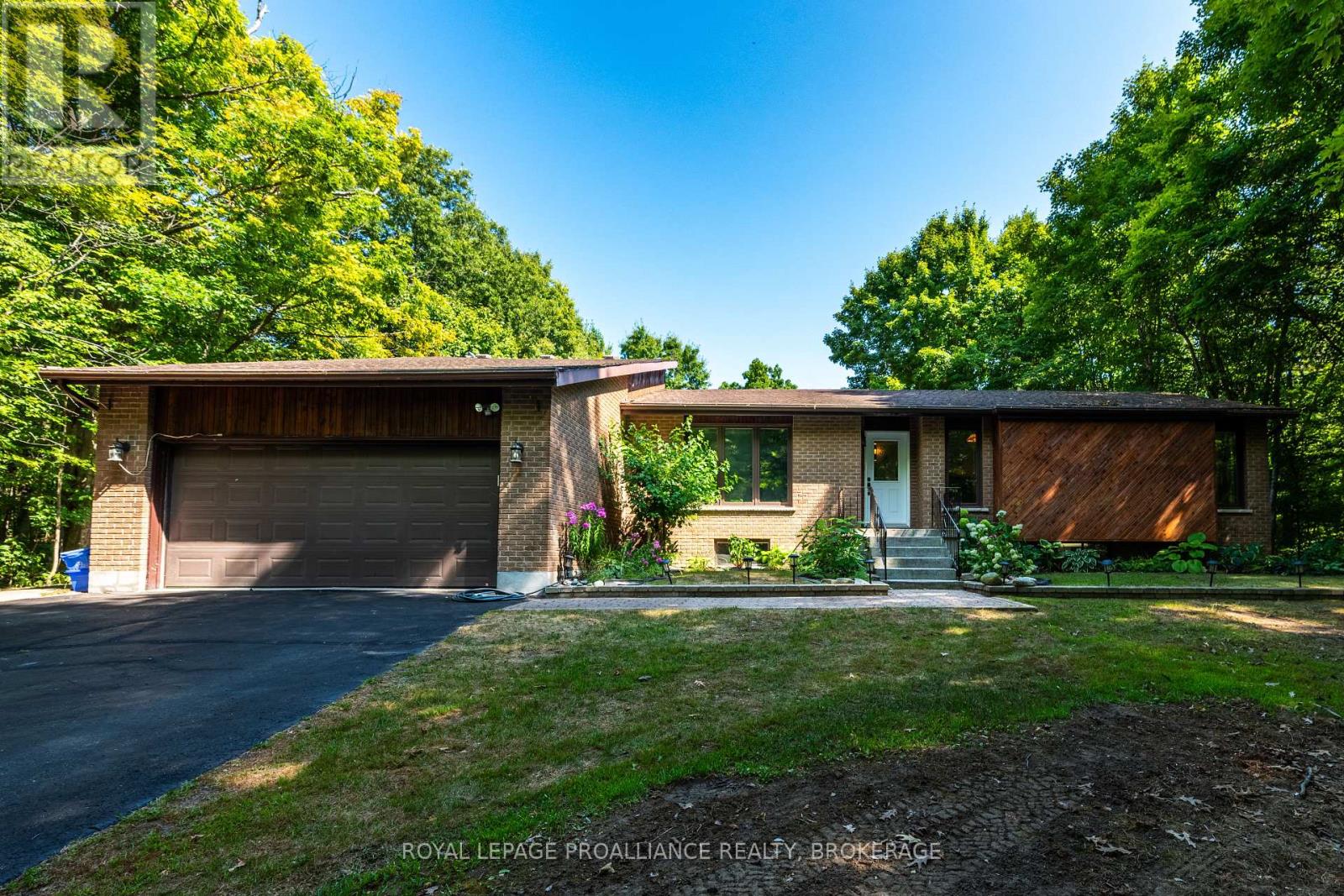 MLS® listing #28749388 for sale located at 1596 GROUSEWOOD LANE