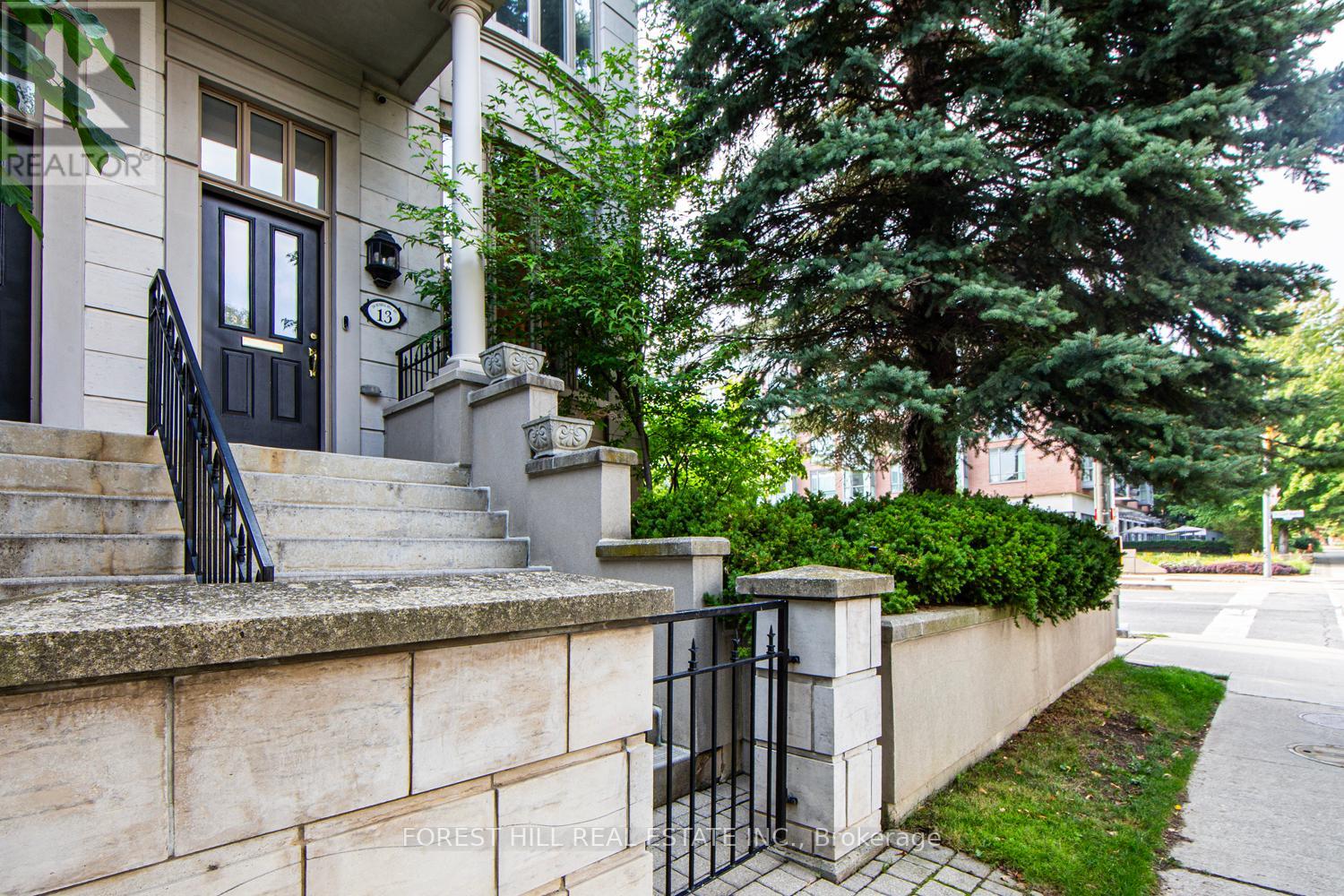 MLS® listing #28749550 for sale located at 13 - 260 RUSSELL HILL ROAD