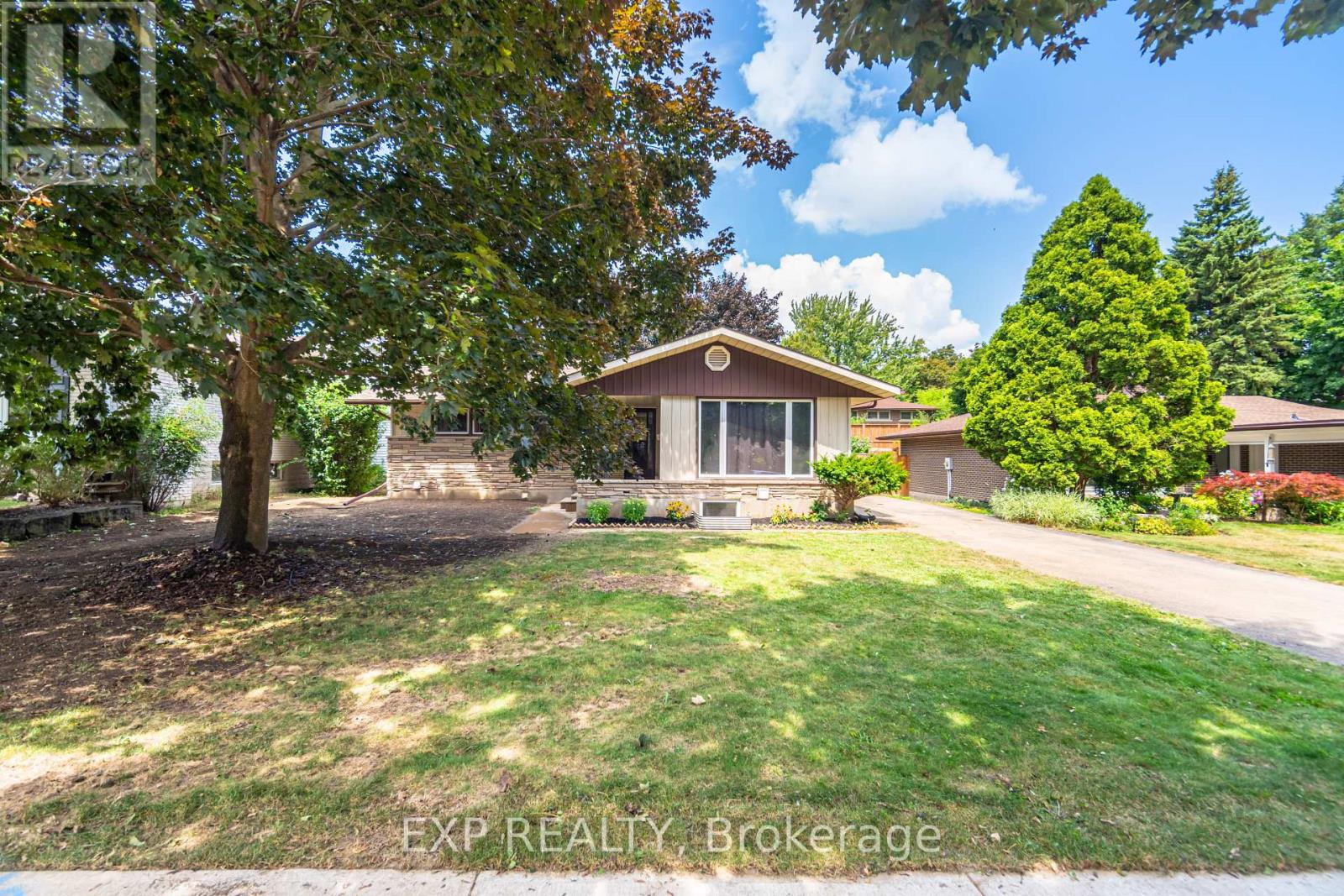 MLS® listing #28751106 for sale located at LOWER - 214 FOREST HILL DRIVE