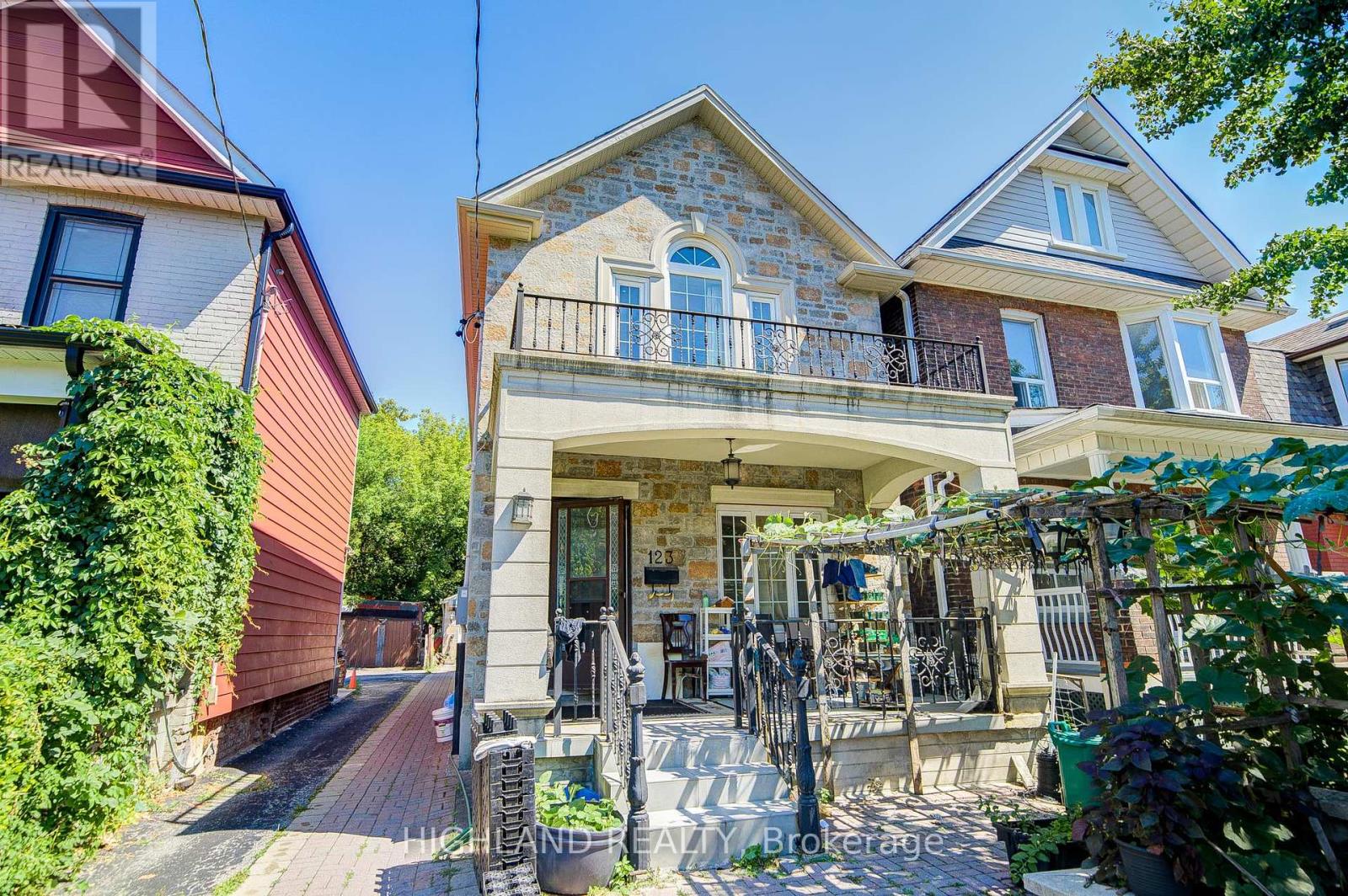 MLS® listing #28771121 for sale located at 123 RUSSETT AVENUE