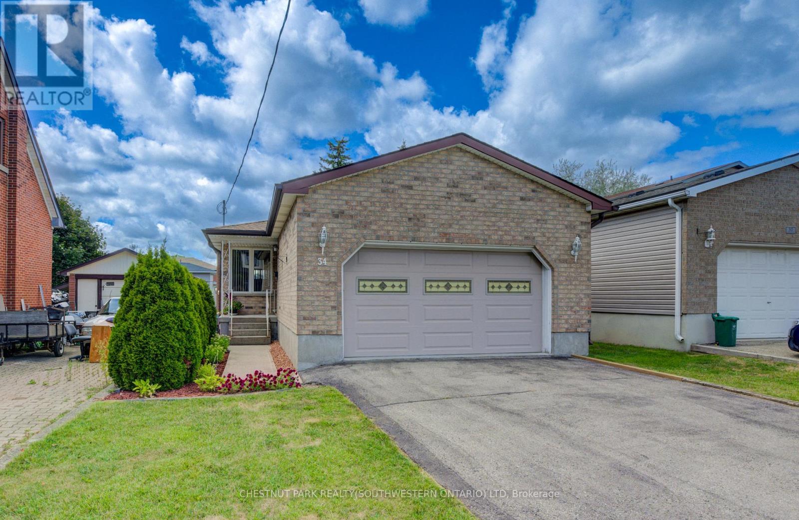 MLS® listing #28782290 for sale located at 34 4TH AVENUE
