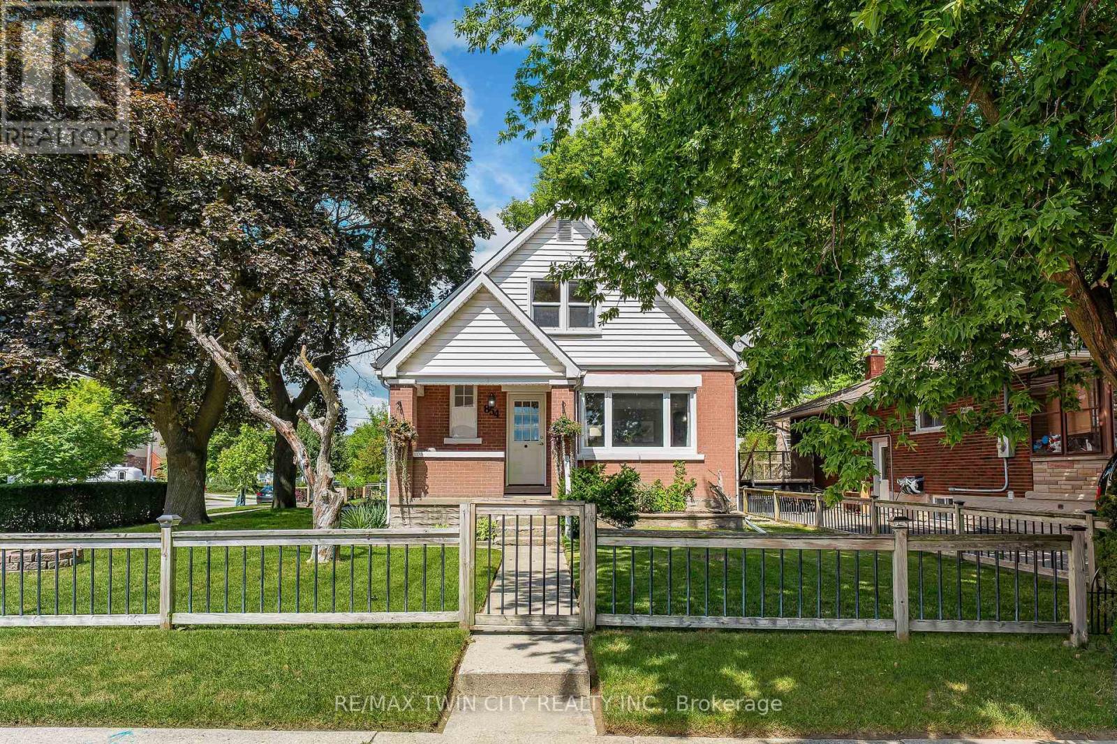 MLS® listing #28787760 for sale located at 854 GUELPH STREET