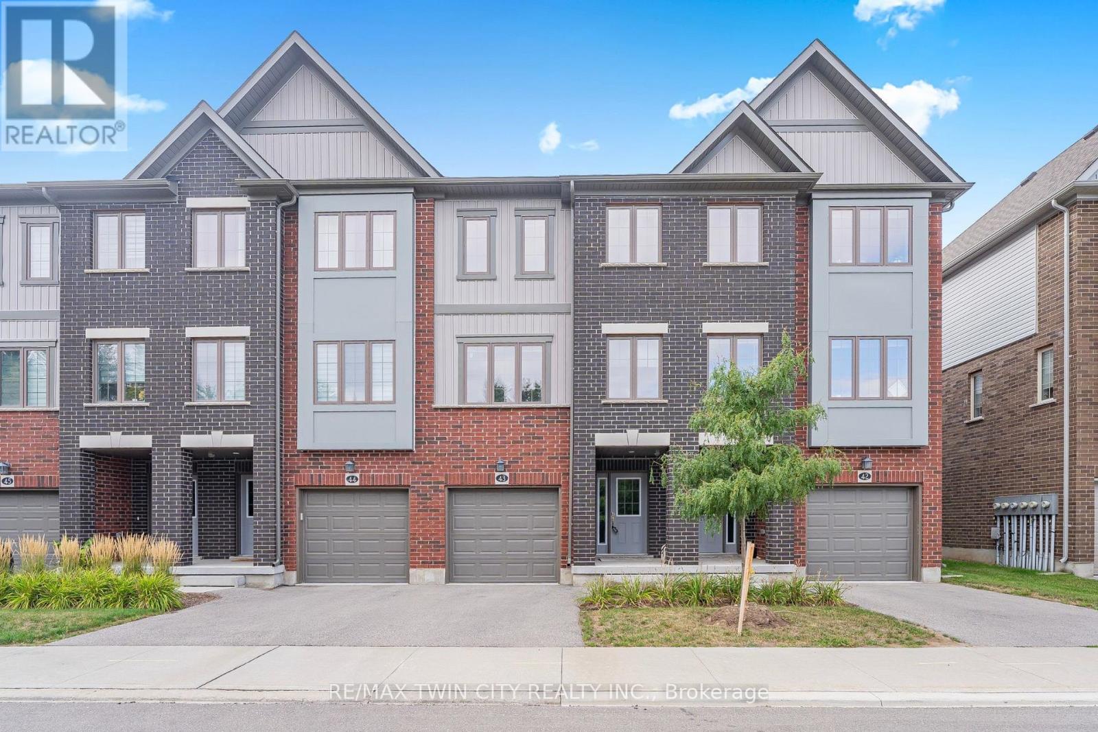 MLS® listing #28801933 for sale located at 43 - 311 WOOLWICH STREET
