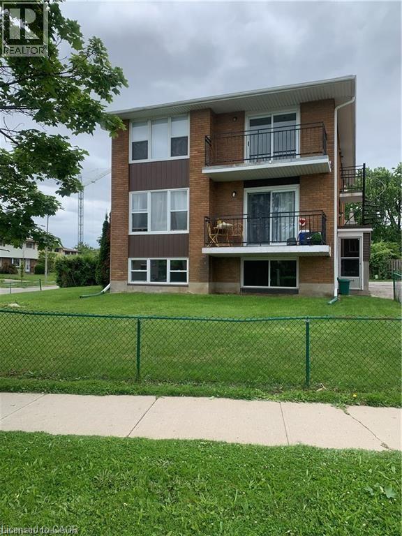 MLS® listing #28846972 for sale located at 6 ELMSDALE Drive Unit# 1