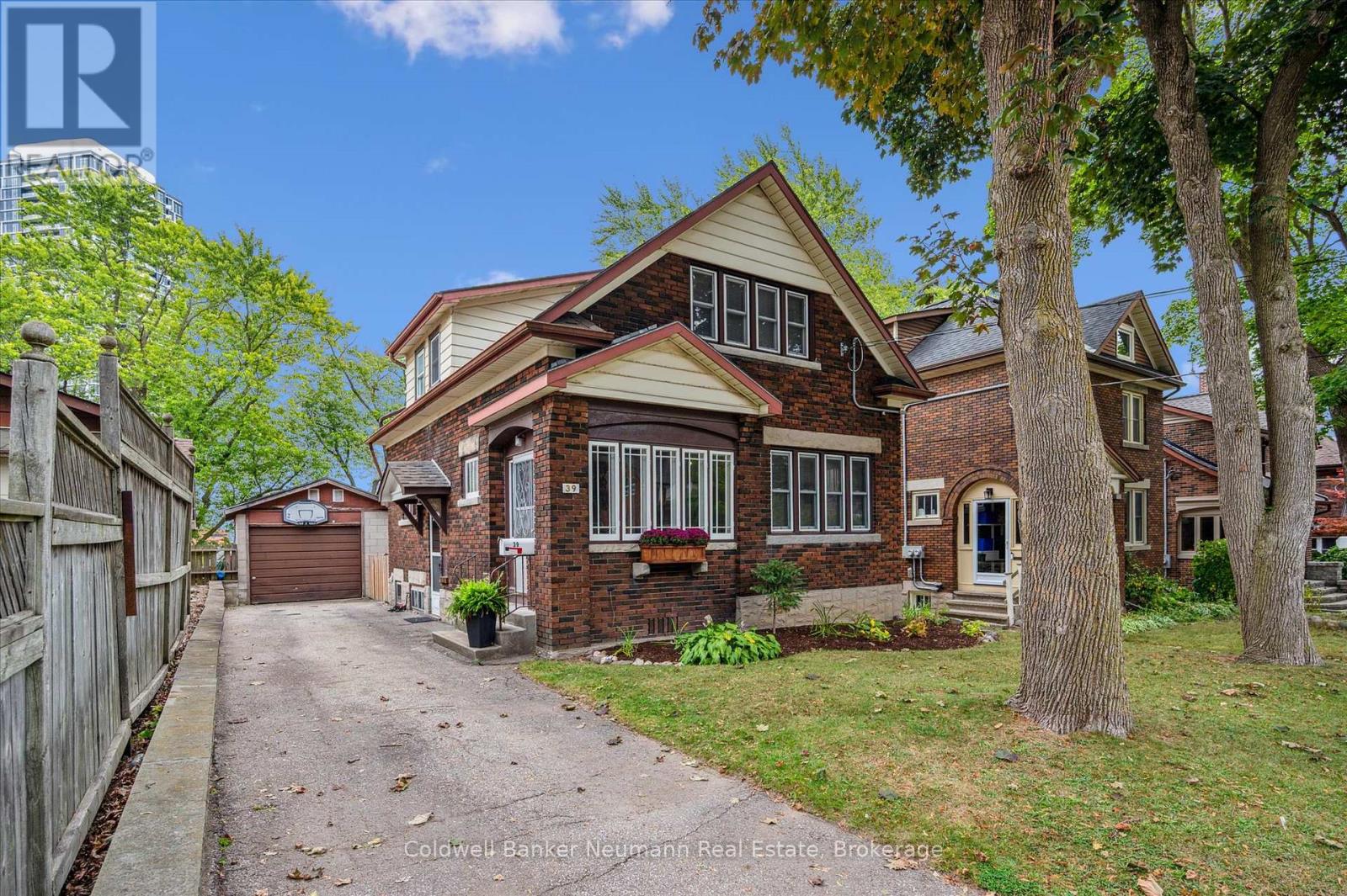 MLS® listing #28861771 for sale located at 39 AGNES STREET