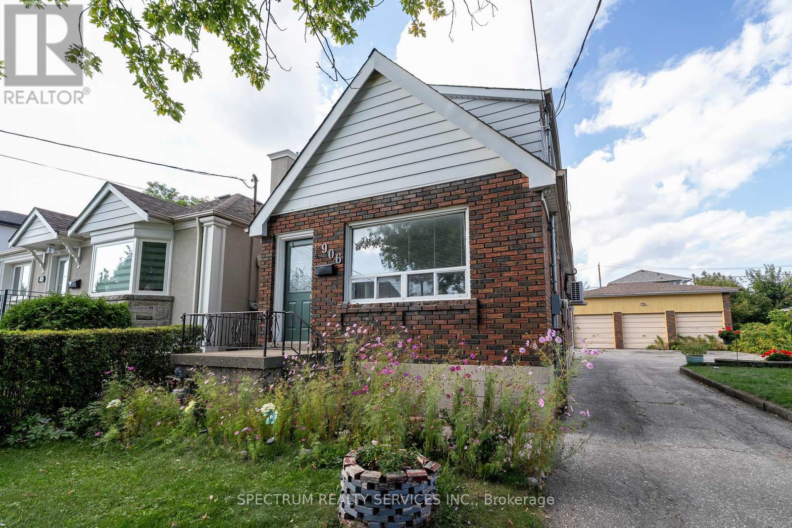 MLS® listing #28865730 for sale located at 906 GLENCAIRN AVENUE