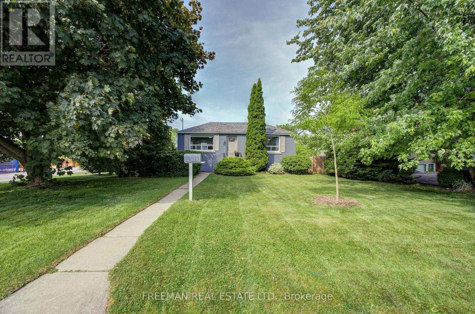 MLS® listing #28876421 for sale located at 6 LLOYD GEORGE AVENUE