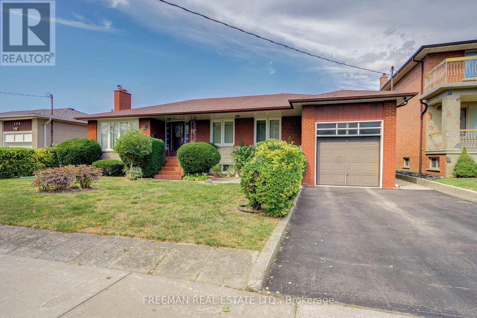 MLS® listing #28896341 for sale located at 102 HALLSPORT CRESCENT