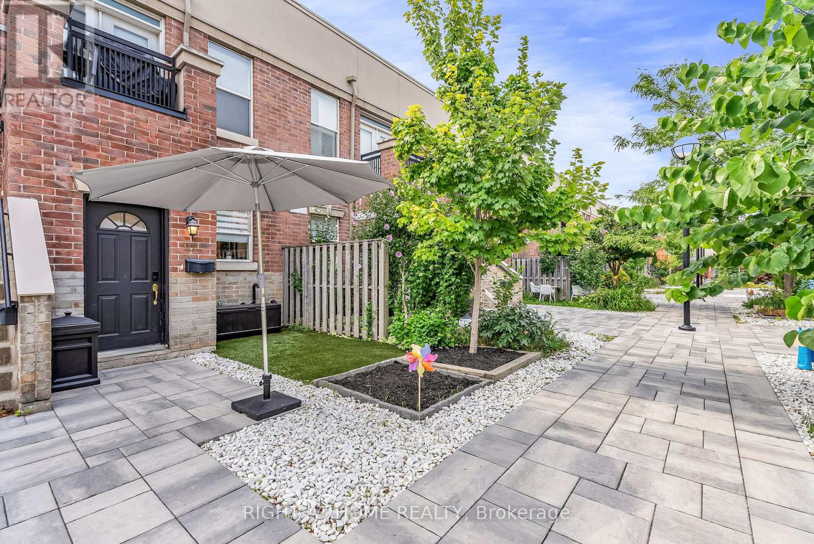 MLS® listing #28905171 for sale located at 104 - 55 HALTON STREET