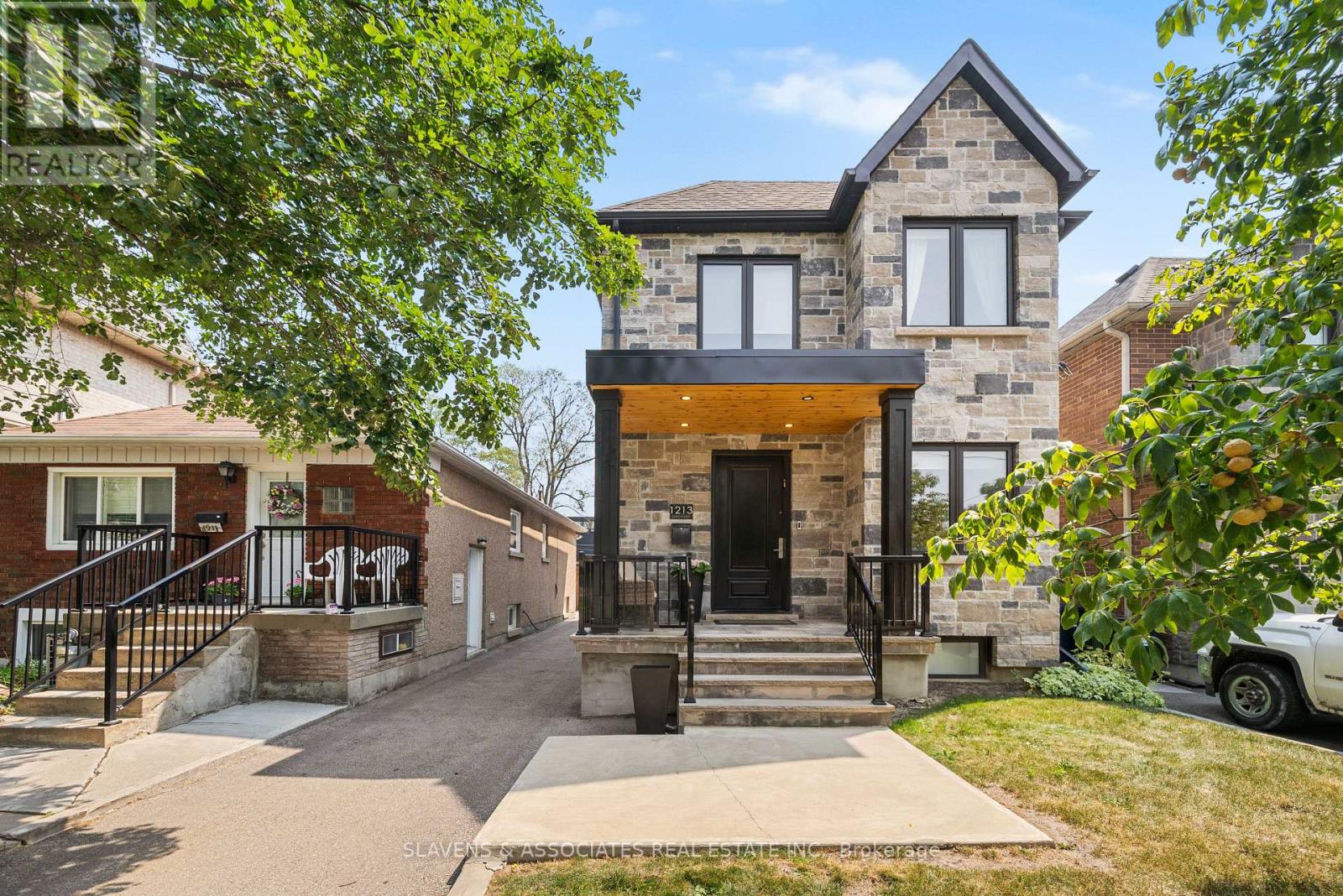 MLS® listing #28908579 for sale located at 1213 GLENCAIRN AVENUE