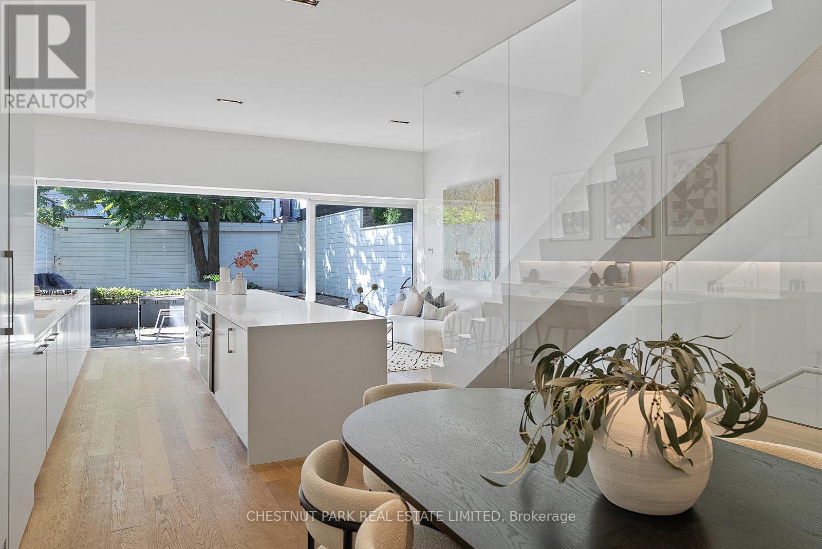 MLS® listing #28924889 for sale located at 82 ROBERT STREET