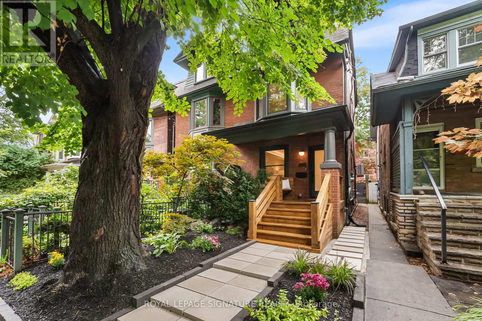 MLS® listing #28929296 for sale located at 820 PALMERSTON AVENUE