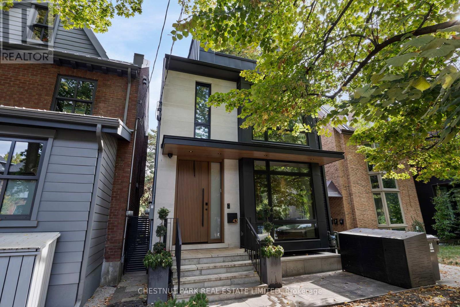 MLS® listing #28930720 for sale located at 43 SUMMERHILL AVENUE