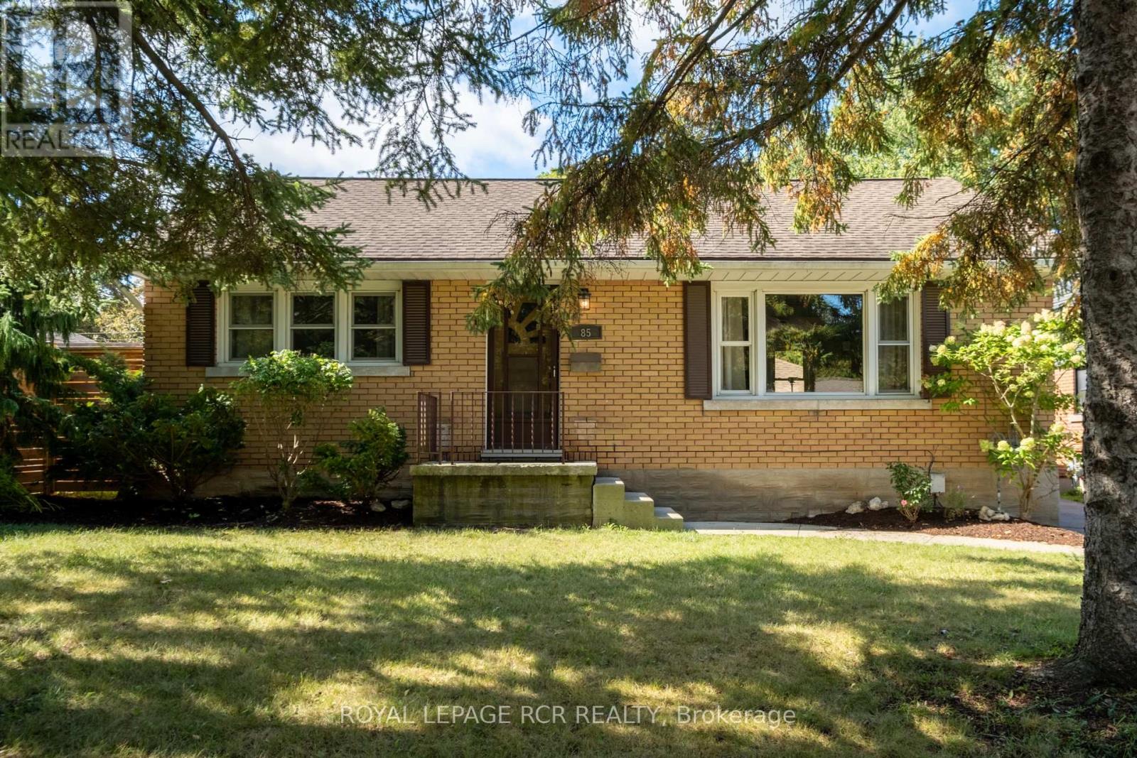 MLS® listing #28932127 for sale located at 85 ELLIS CRESCENT S