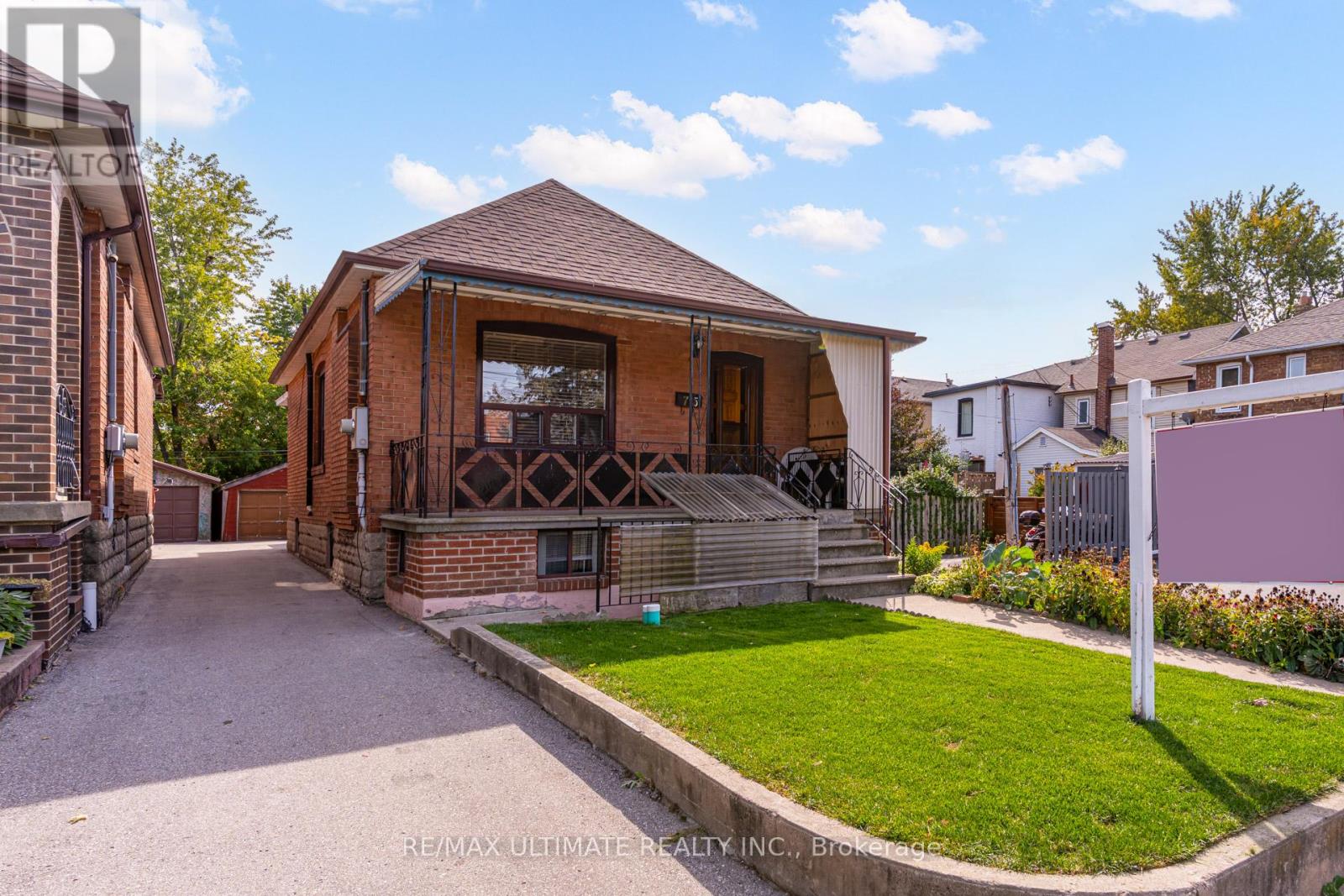 MLS® listing #28957682 for sale located at 75 AMHERST AVENUE