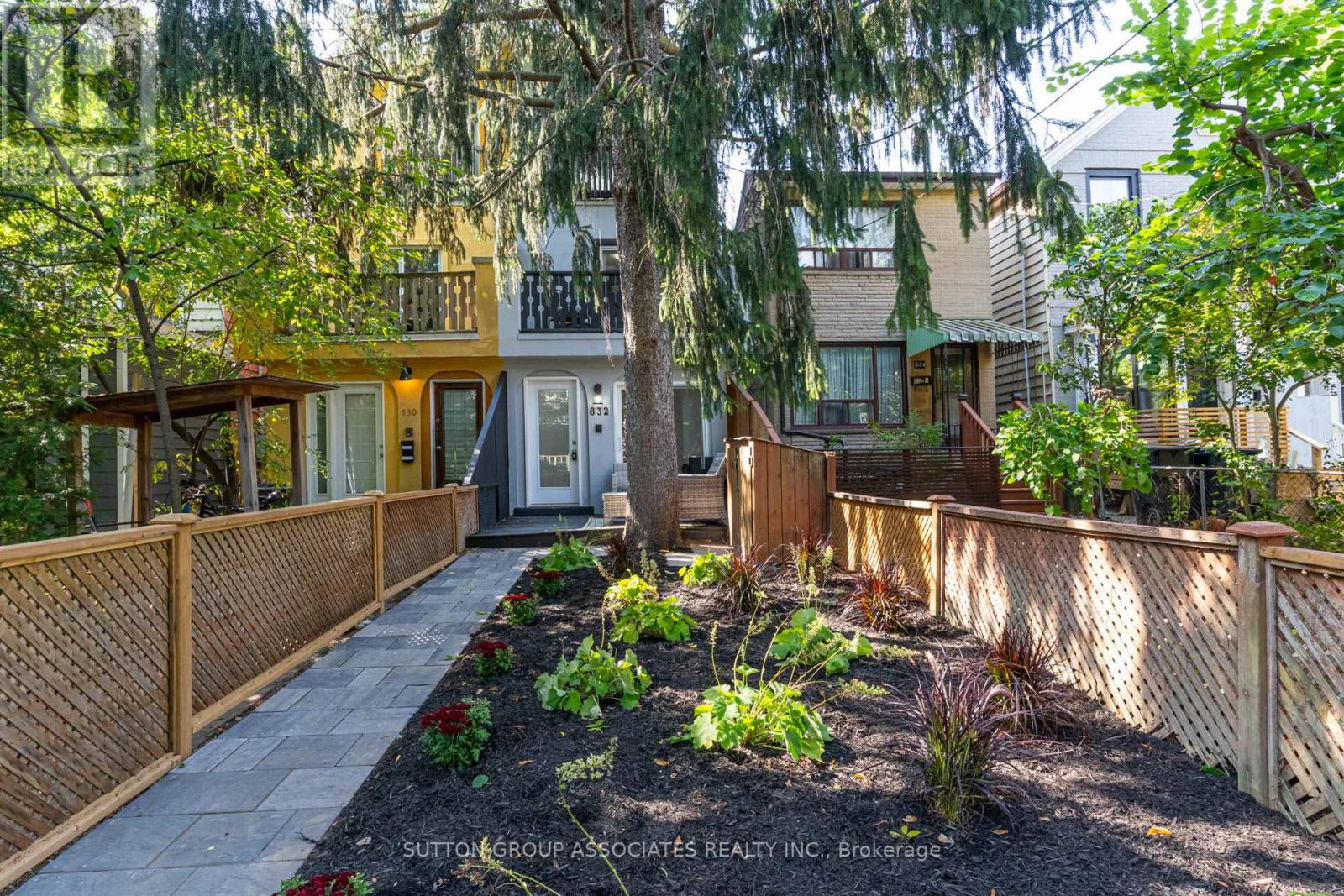 MLS® listing #28967129 for sale located at 832 MANNING AVENUE