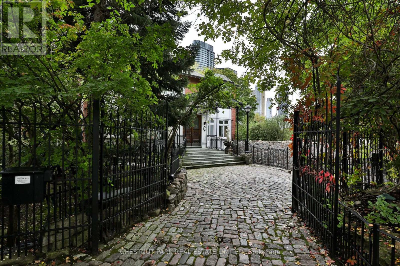 MLS® listing #28968620 for sale located at 5 CASTLE FRANK CRESCENT