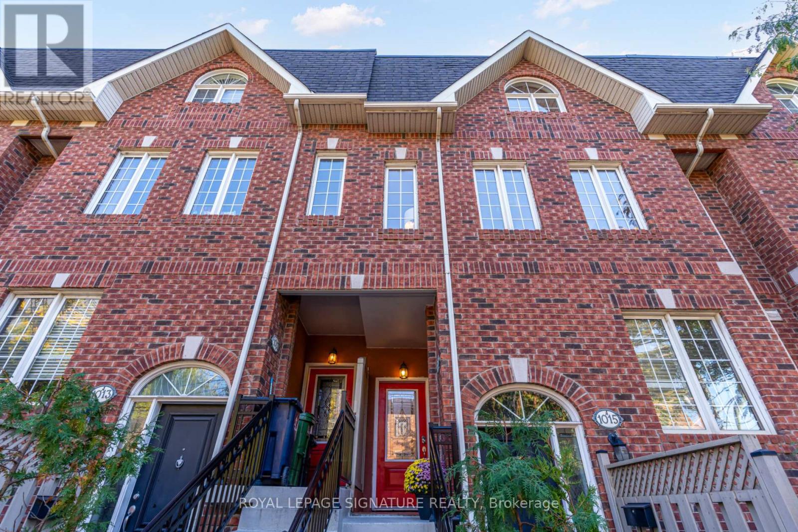MLS® listing #28989294 for sale located at 1015B COLLEGE STREET