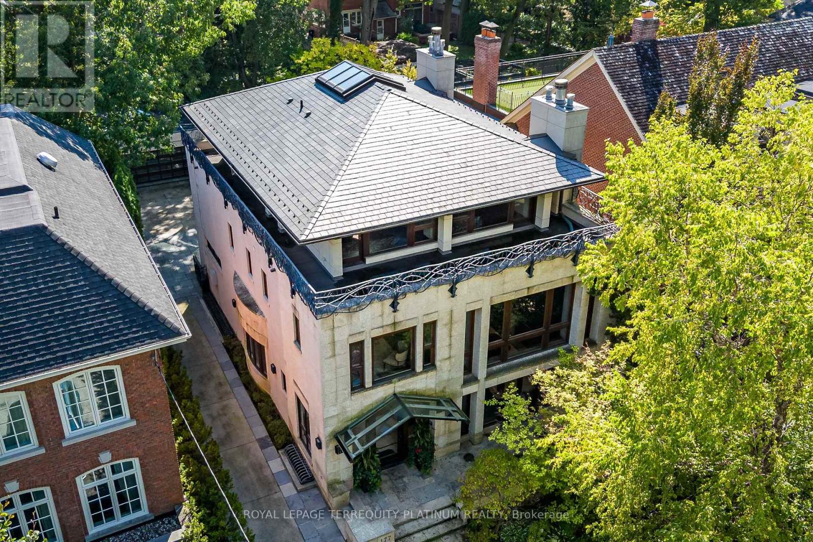 MLS® listing #28993153 for sale located at 177 ROXBOROUGH DRIVE