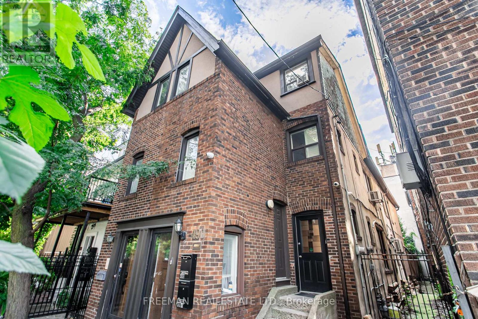 MLS® listing #28996213 for sale located at 490 MONTROSE AVENUE