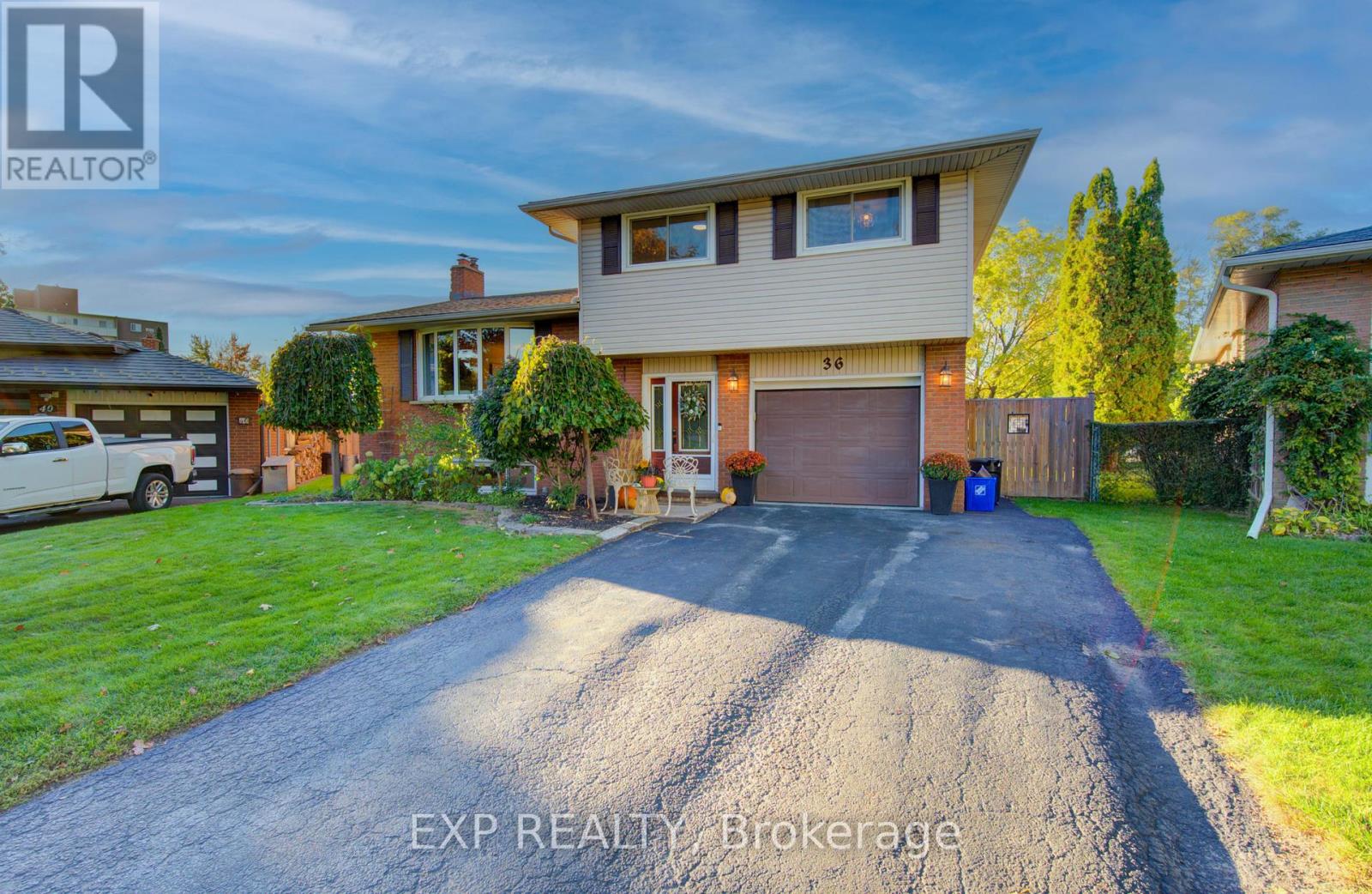 MLS® listing #28999641 for sale located at 36 BLACKFRIARS PLACE