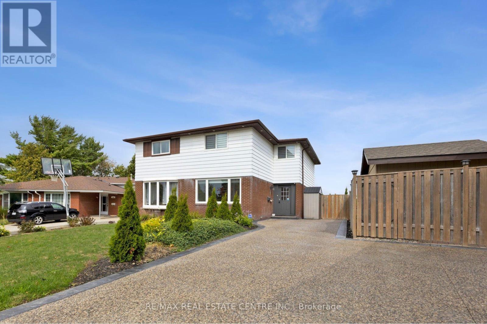 MLS® listing #29013618 for sale located at 122 MOOREGATE CRESCENT