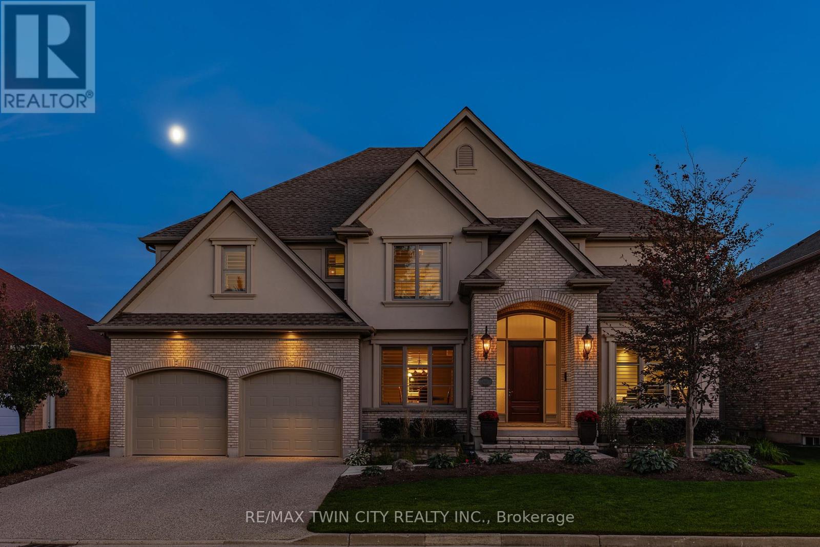 MLS® listing #29014978 for sale located at 541 FALCONRIDGE CRESCENT