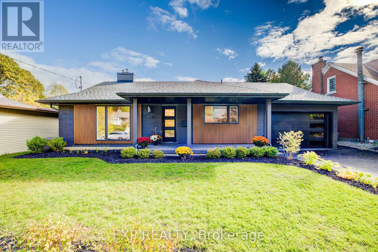 MLS® listing #29021247 for sale located at 919 UNION STREET