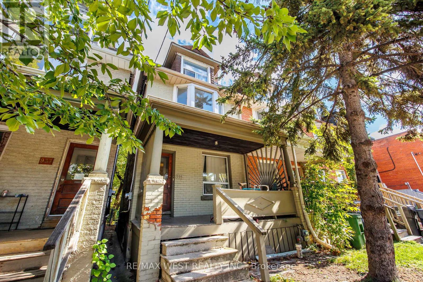 MLS® listing #29042154 for sale located at 935 BATHURST STREET