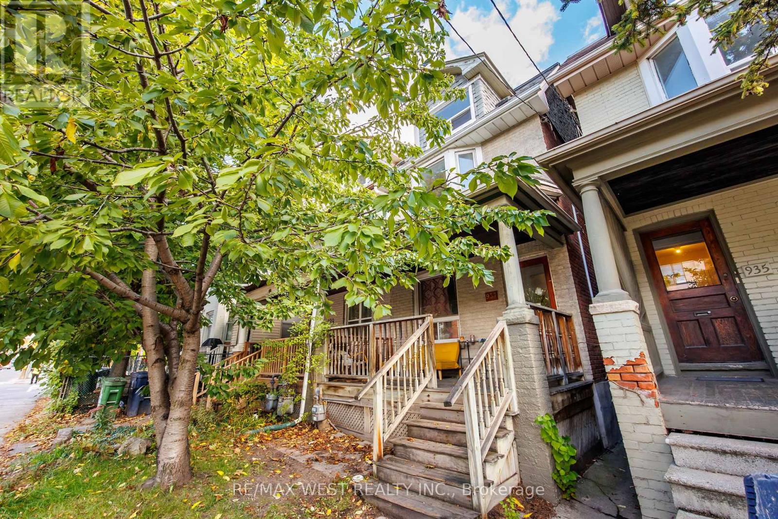 MLS® listing #29042162 for sale located at 937 BATHURST STREET