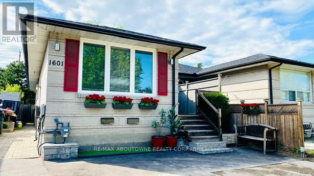 MLS® listing #29052910 for sale located at MAIN - 1601 SANDGATE CRESCENT