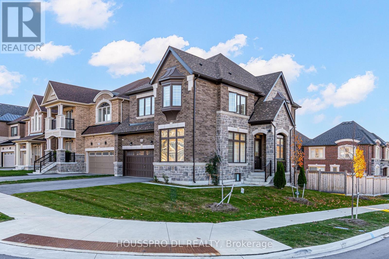 MLS® listing #29056436 for sale located at 136 CARRIAGE SHOP BEND