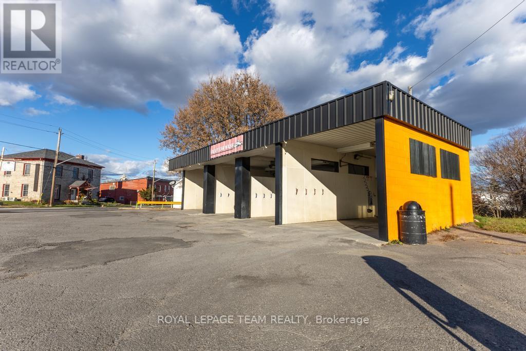 MLS® listing #29079647 for sale located at 12 ELGIN STREET E